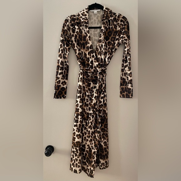Diane Von Furstenberg Dresses & Skirts - Diane Von Furstenberg 90s Cheetah Leopard Print Silk Wrap Midi Dress Women’s 4